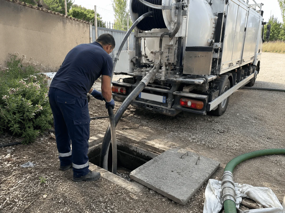 Pompage d'eaux usées pluviales et cuves Homme qui réalise une intervention de pompage des eaux usées pluviales via camions hydrocureur